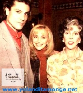 Con el elenco de la novela 